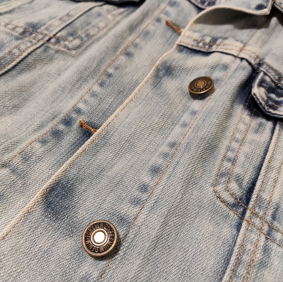 Light wash denim jacket - Picture 3 of 4